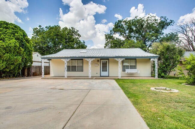 Building Photo - Pre-leasing for July!