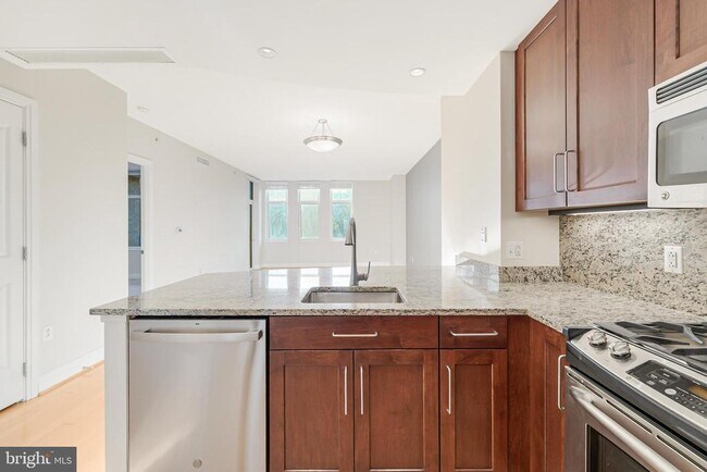 Foto del edificio - 8220 Crestwood Heights Dr