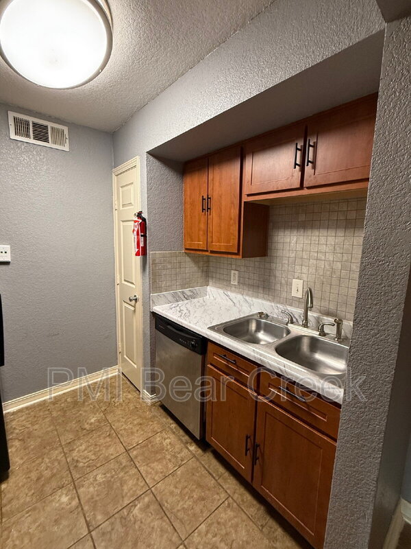 Building Photo - 8100 Creekbend Dr