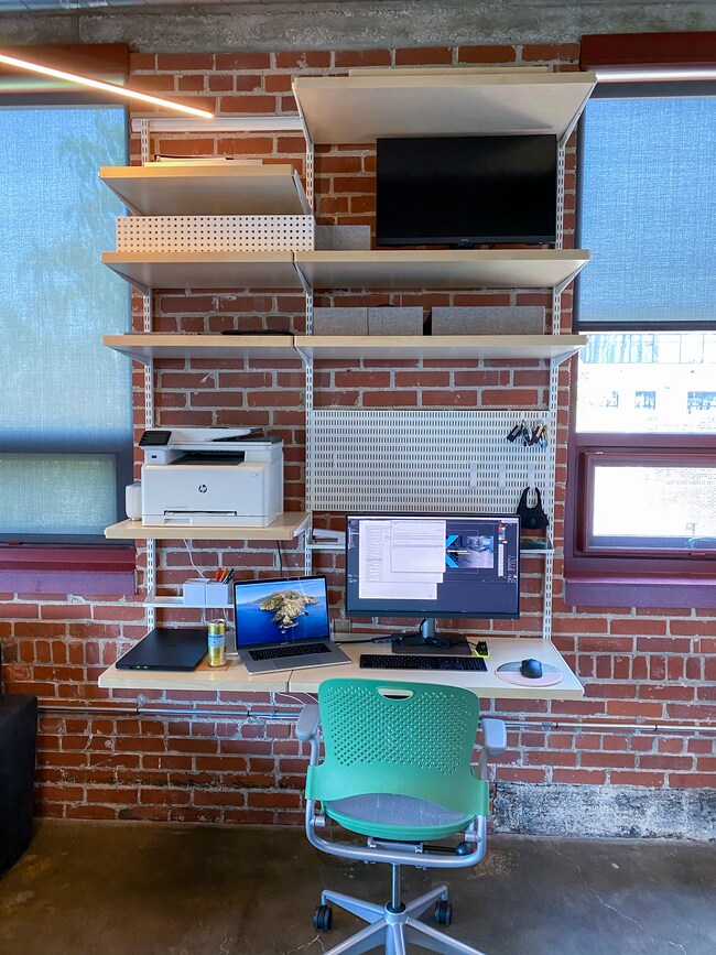 Escritorio empotrado y estanterías regulables - 1819 Baltimore Ave