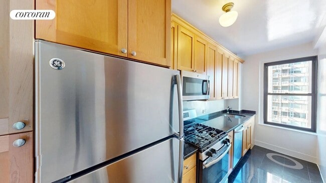 Building Photo - 210 E 68th St
