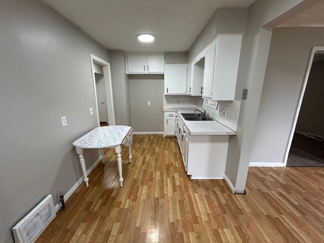 Building Photo - 3 Bed - 1 Bath - Lorain