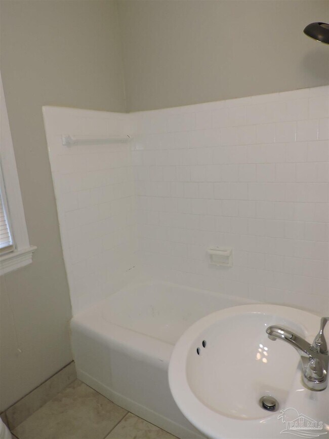 Foto del edificio - 220 E Highland Dr