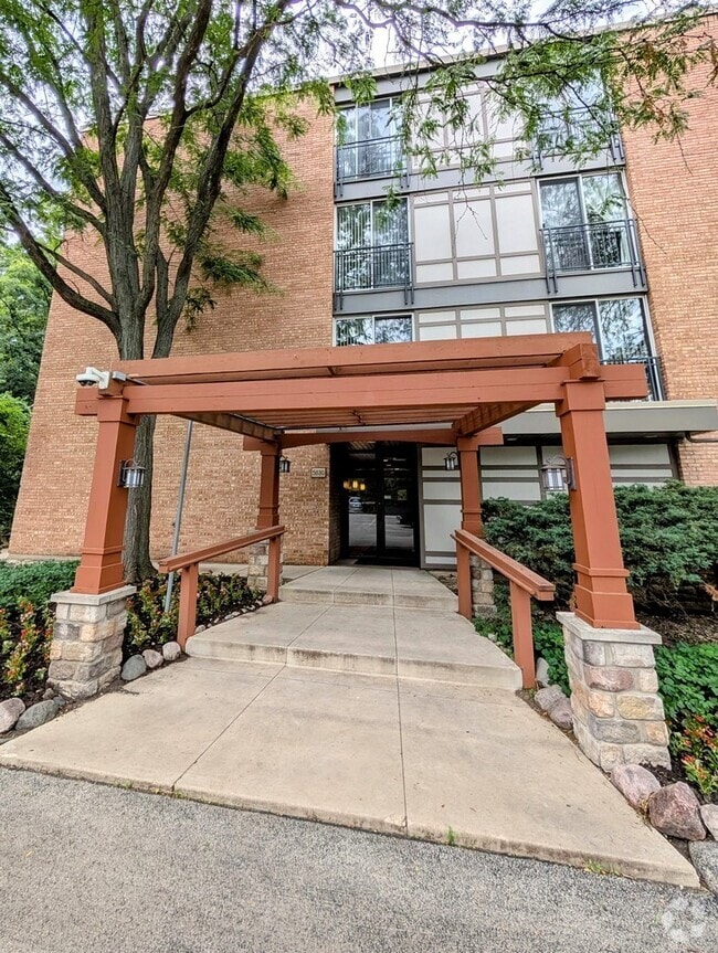 Building Photo - 5830 Oakwood Dr
