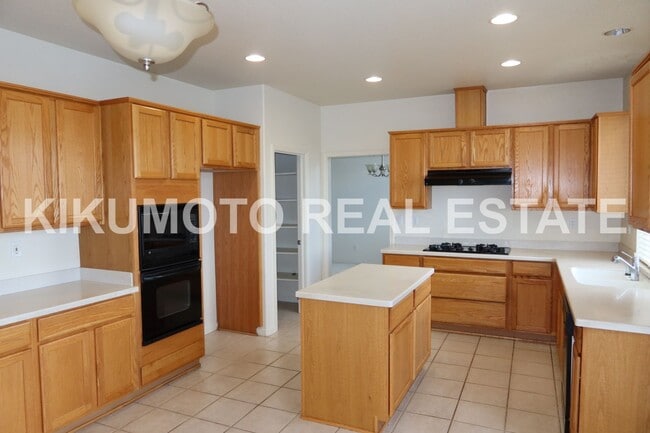 Building Photo - Lakefront 4 bedroom, 3 bath, 3 car  in the Lakeside Community