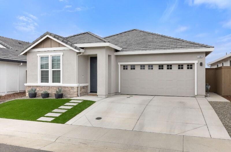 Foto principal - 1305 Swallowtail Dr