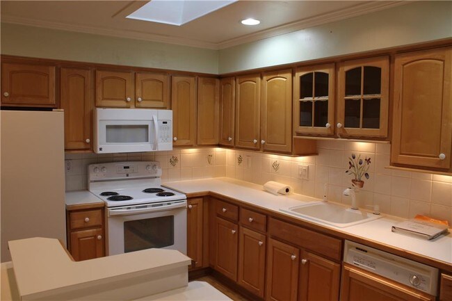 Building Photo - 3051 Lindenwood Dr