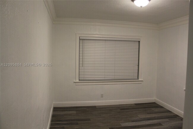 Foto del edificio - 300 SW 71st Ave