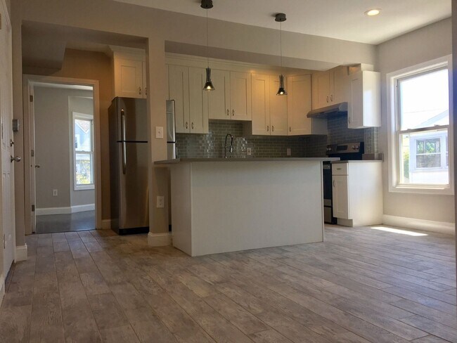 Foto del edificio - 3 bed/1.5 bath in Allston available for a September 1st move-in