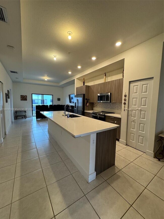 Foto del edificio - 7915 NW 104th Ave