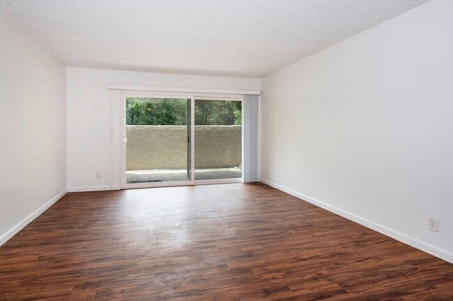 Building Photo - Charming Condo for Rent in Goleta!