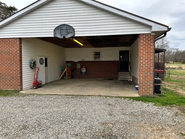 Building Photo - 5-Bedroom Close to Farmville in Quiet Sett...