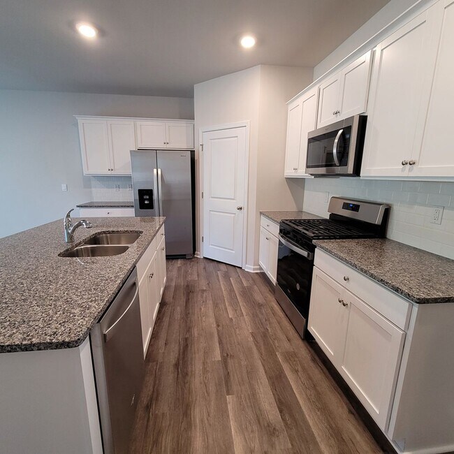 Foto del edificio - Brand New 4 bedroom, 2 bathroom house located in the desirable Brunswick Forest community in Leland