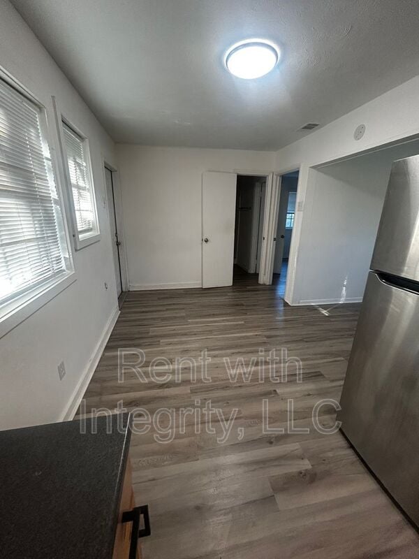 Building Photo - 330 Meadowbrook Ln