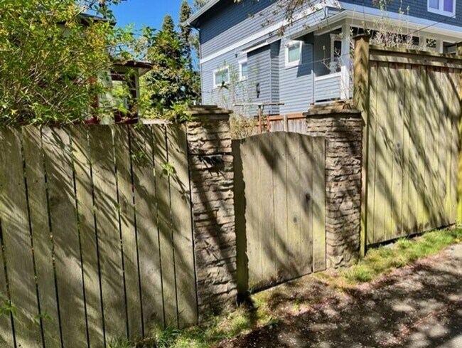 Foto del edificio - Ballard Duplex - Lower Unit