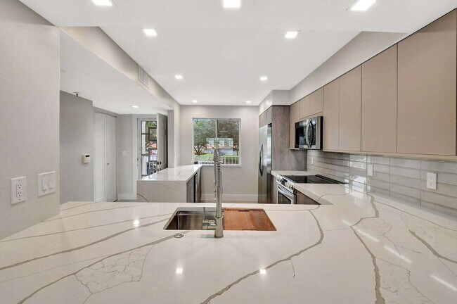 Building Photo - 14095 Royal Vista Dr