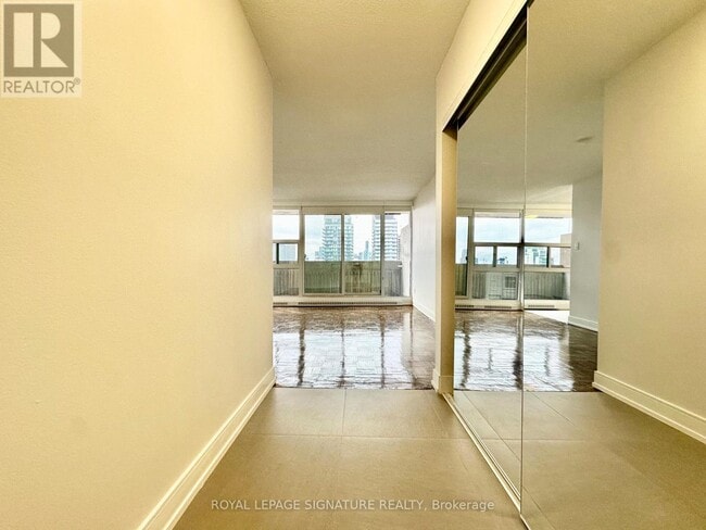 Building Photo - 33 Isabella St