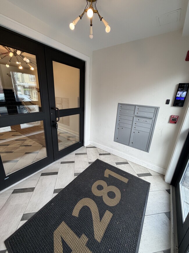 Entrada principal/Buzón - 4281 Washington St