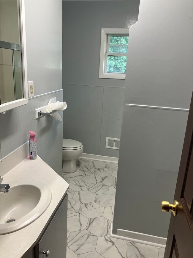 Building Photo - Cozy 2 bedroom in Oakridge