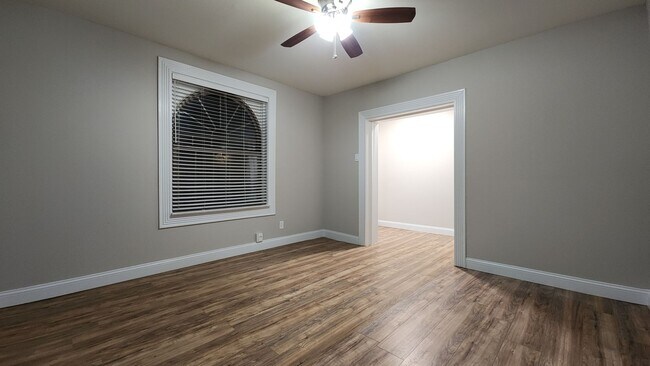 Foto del edificio - 1029 Central Ave