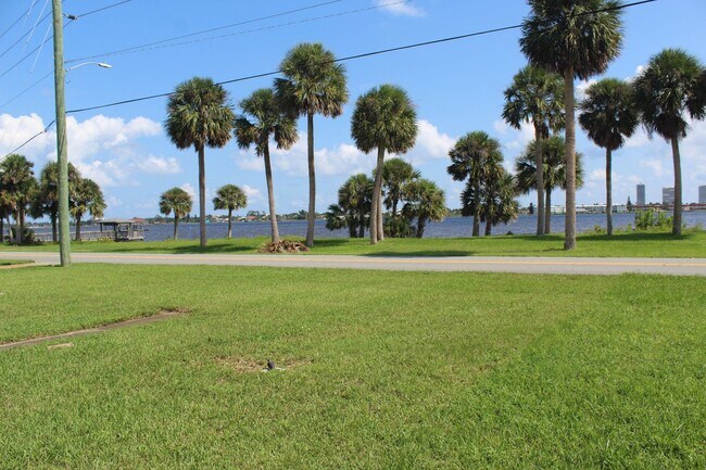 Foto del edificio - 3 bed 2.5 bath with pool on the river.