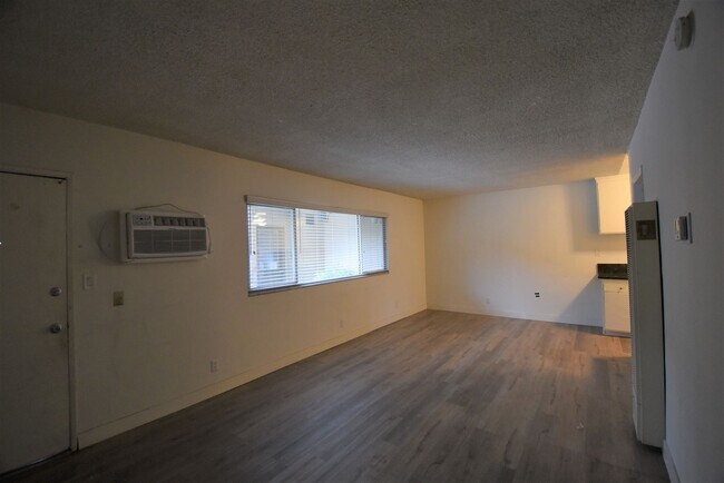 Building Photo - 5255 Blakeslee Ave