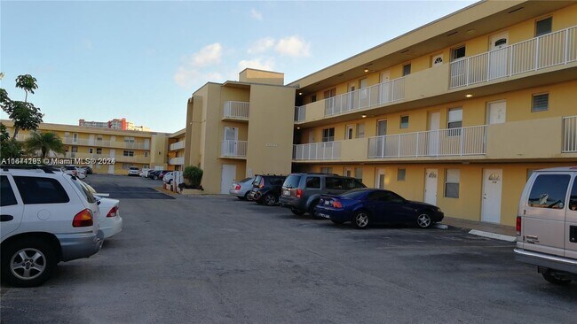 Foto del edificio - 1300 NE 191st St
