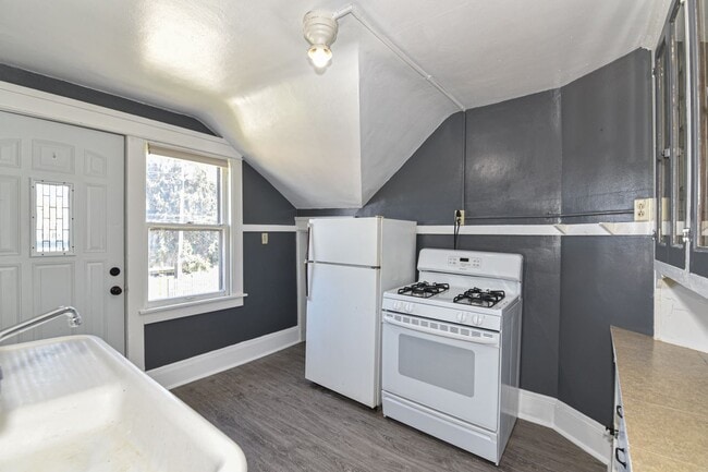Kitchen - 1527 Hayes Ave