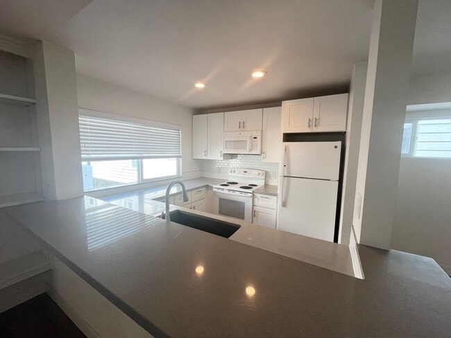 Foto del edificio - STUNNING 3BD/3BA TOWNHOME LESS THAN A BLOCK AWAY FROM THE BEACH!! 2 CAR TANDEM GARAGE INCLUDED! O...