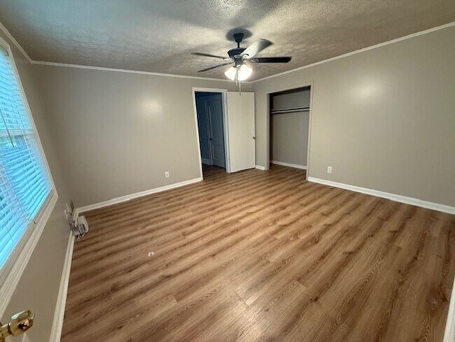 Foto del edificio - CHARMING COTTAGE IN NORMALTOWN AVAILABLE NOW!