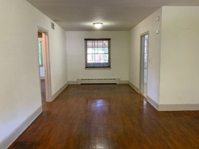 Building Photo - 713 E Warren St