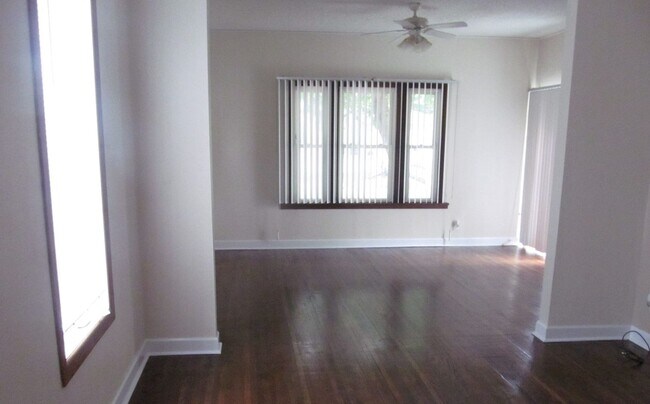 Building Photo - Three Bedroom Unit; Mankato!