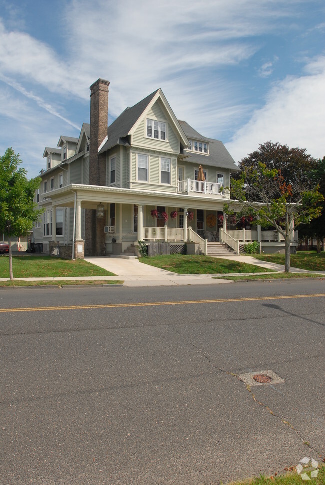 Building Photo - 402 Sunset Ave