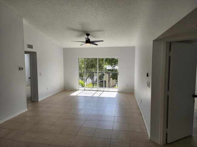 Building Photo - 400 Crestwood Ct S