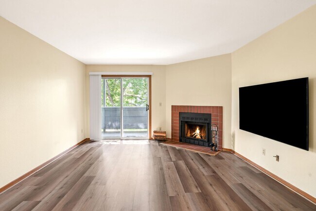 Foto del edificio - Remodeled 1 bed, 1 bath Gunbarrel Condo! Available NOW!