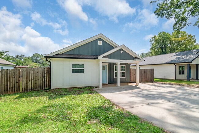 Foto del edificio - LIVE CLOSE TO THE ACTION — Modern 3-Bedroom Rental in Charlotte’s Reid Park!