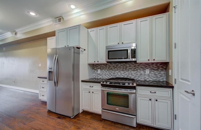Building Photo - 510 Lovett Blvd