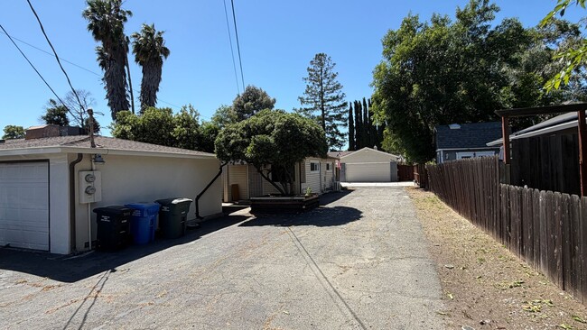 Building Photo - Concord Beautiful 1 bedroom 1 bathroom ADU updated kitchen, 2 car parking, fresh paint