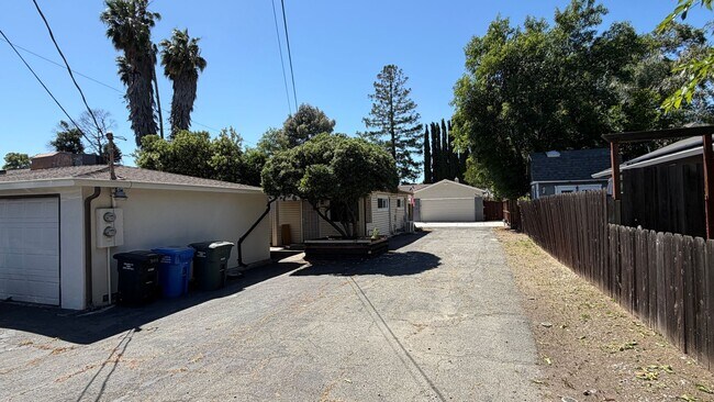 Foto del edificio - Concord Beautiful 1 bedroom 1 bathroom ADU updated kitchen, 2 car parking, fresh paint