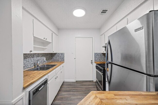Foto del edificio - 11301 Oakwood Dr
