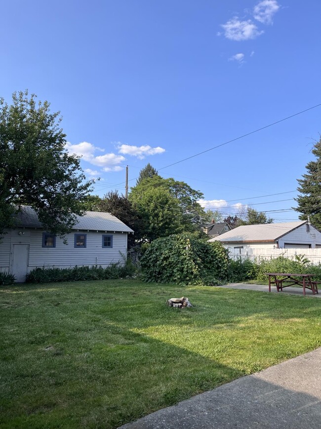 Shared Backyard - 303 E Baldwin Ave