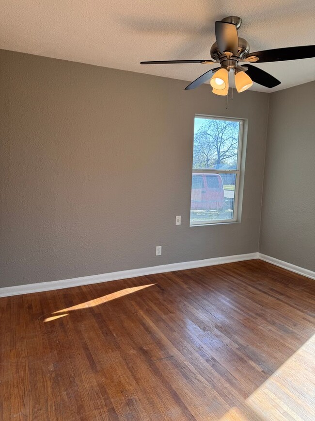 Foto del edificio - Property For Lease!