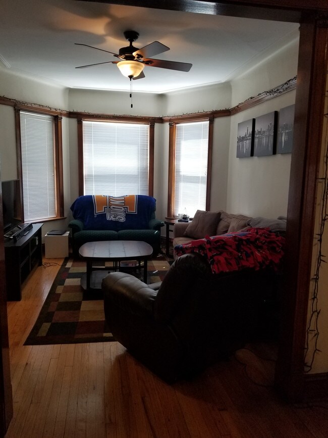 Foto del edificio - 2738 N Racine Ave