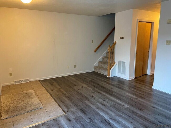 Building Photo - 553 Edward St