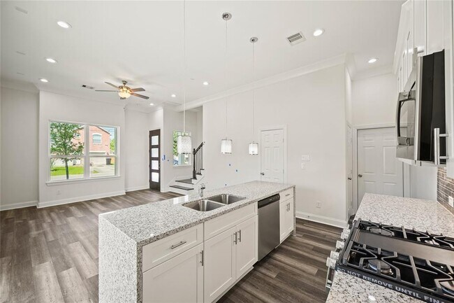 Building Photo - 3415 Redbud St