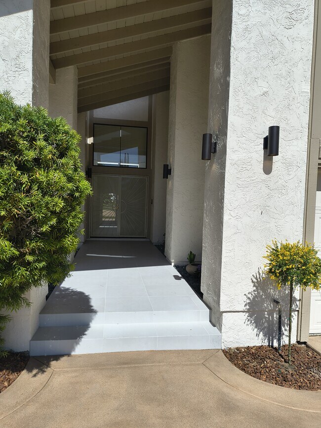 Building Photo - 462 Avenida Adobe