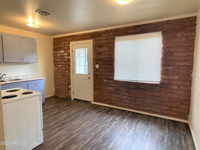 Building Photo - 1008 S Dorsey Ln