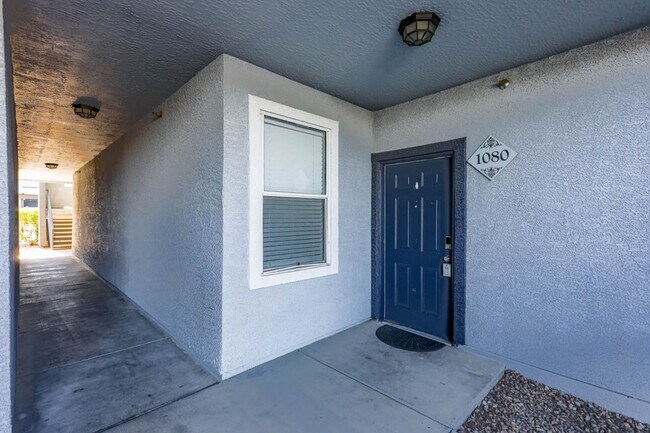 Foto del edificio - 2 Suite 1st Floor Condo In Gated Northwest...