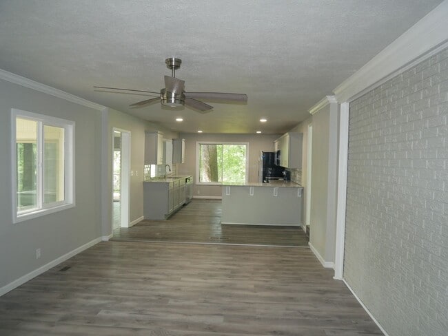 Building Photo - Gorgeous 4 bedroom, 2.5 bath House on a 1 ...