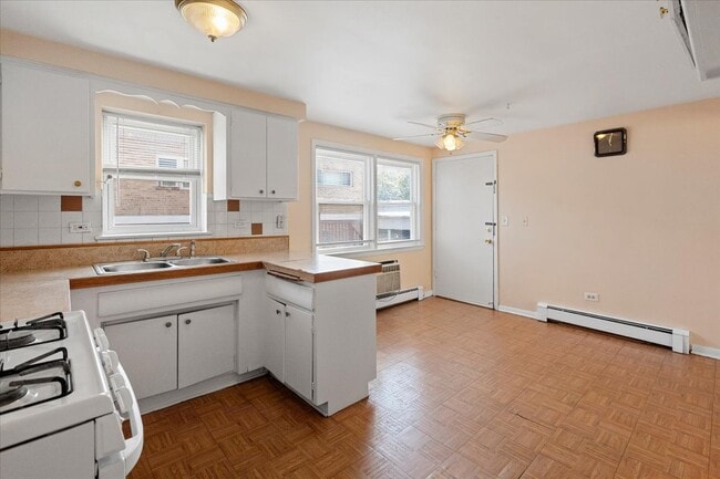 Building Photo - 2650 W Touhy.-2N